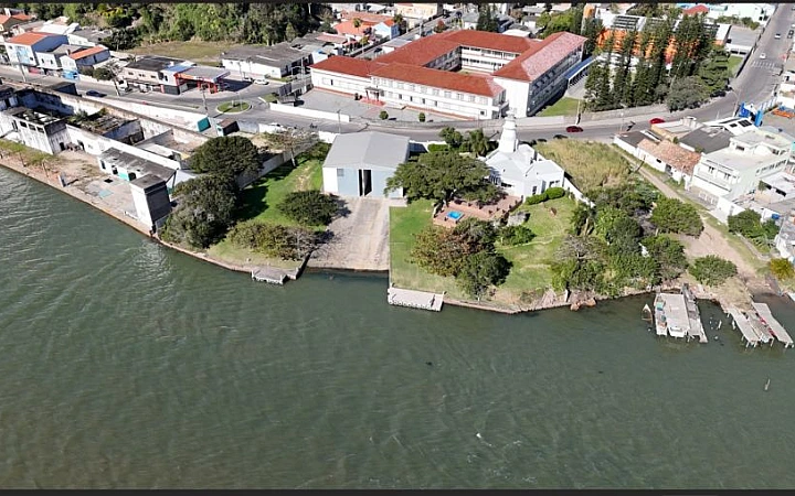 PEDACINHO DO CÉU EM LAGUNA Galpão